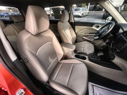 Used 2024 Kia Soul LX image 29