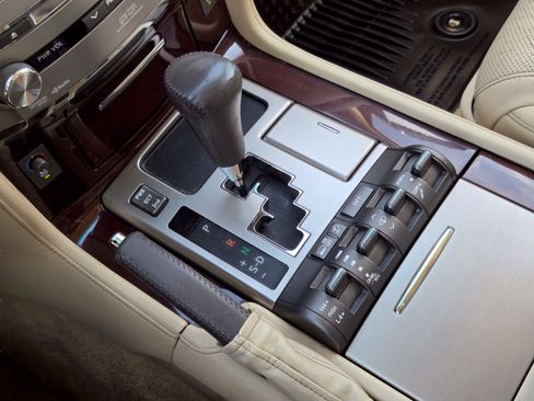 Used 2014 Lexus LX 570 4WD w/ Luxury Package image 16