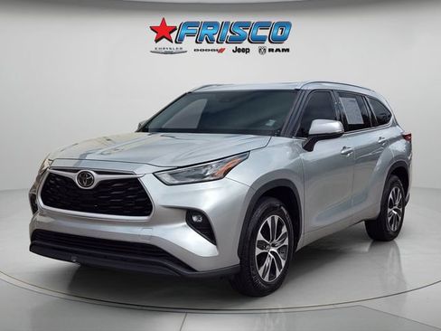 Used 2021 Toyota Highlander XLE FWD image 3