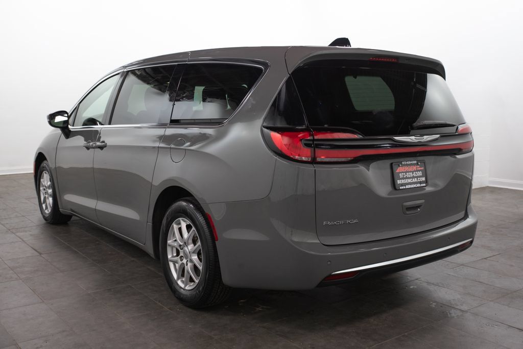 Used 2023 Chrysler Pacifica Touring-L FWD image 10