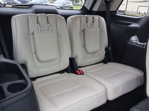 Used 2017 Ford Explorer Platinum AWD/4WD image 12