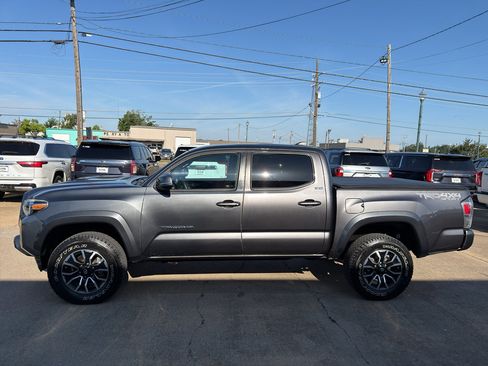 Used 2020 Toyota Tacoma TRD Sport w/ Technology Package AWD/4WD image 2
