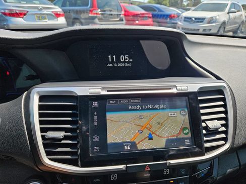 Used 2017 Honda Accord Touring image 13