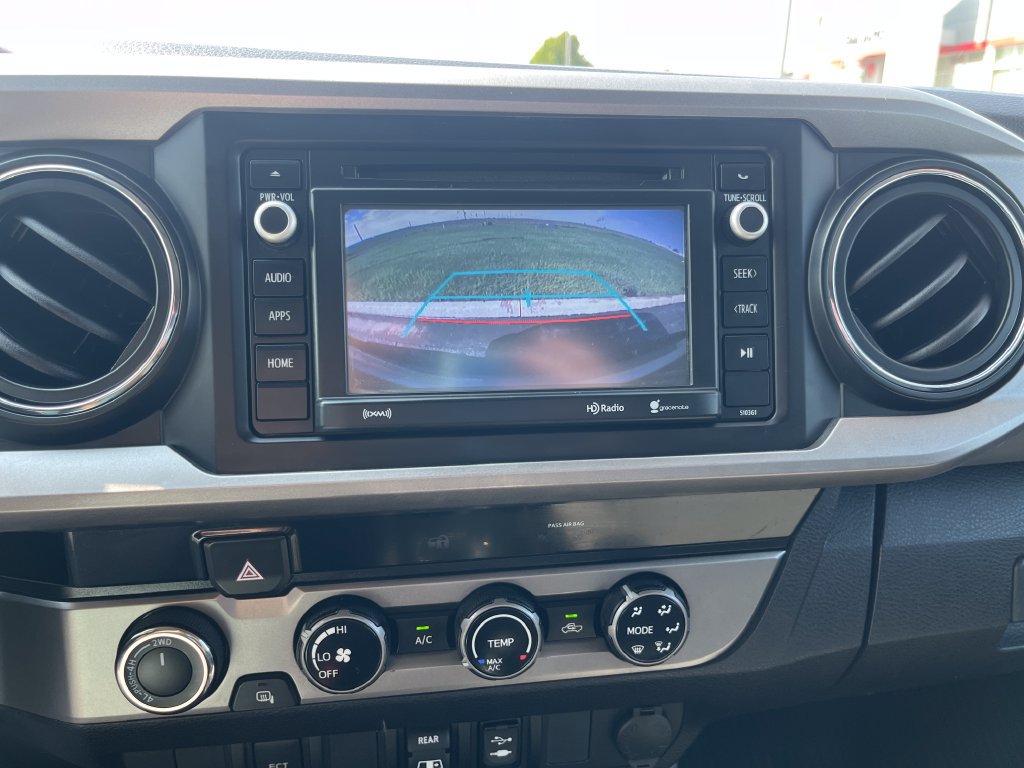Used 2018 Toyota Tacoma SR5 w/ Four Season Floor Mat Package AWD/4WD image 19