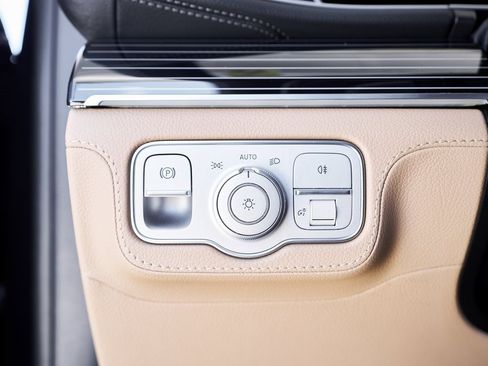 Used 2025 Mercedes-Benz GLS 580 4MATIC image 37