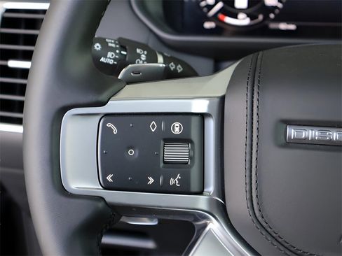 Used 2025 Land Rover Discovery Metropolitan Edition image 67