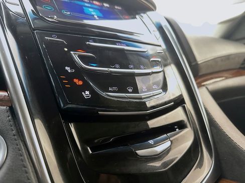 Used 2017 Cadillac Escalade Luxury AWD/4WD image 25