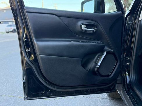 Used 2017 Jeep Renegade Altitude image 16