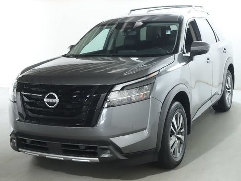 Used 2024 Nissan Pathfinder SL w/ Black Appearance Package AWD/4WD image 4