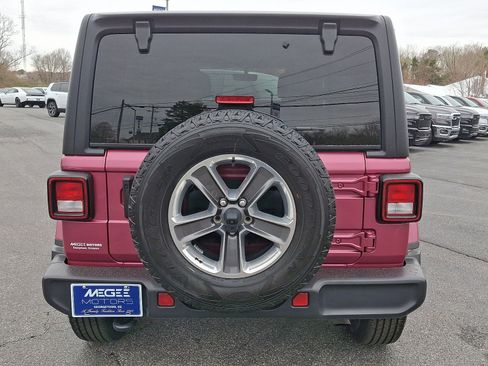 Used 2022 Jeep Wrangler Unlimited Sahara w/ Cold Weather Group AWD/4WD image 5