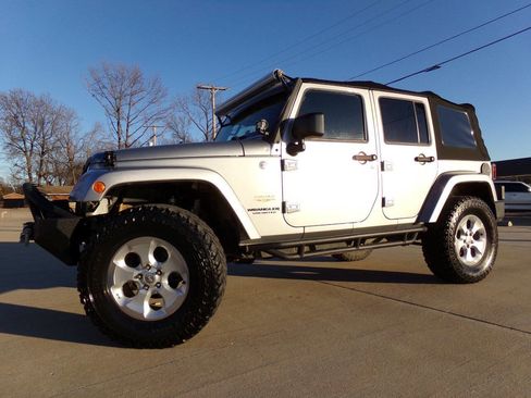 Used 2015 Jeep Wrangler Unlimited Sahara w/ Connectivity Group image 4