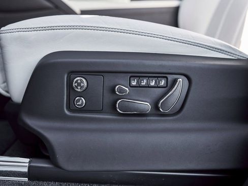 Used 2023 Bentley Bentayga Extended Wheelbase image 36