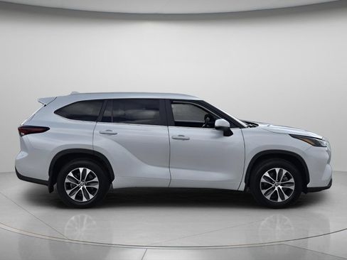 Used 2024 Toyota Highlander XLE AWD/4WD image 3