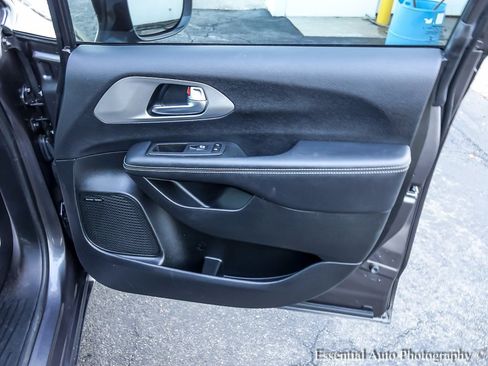 Used 2022 Chrysler Pacifica Limited w/ Uconnect Theater Family Group image 31