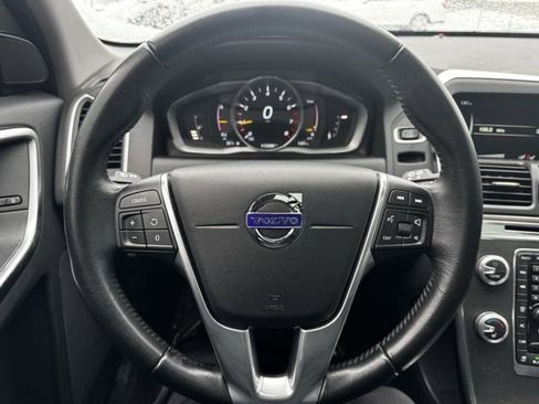 Used 2016 Volvo XC60 T6 w/ Proximity Package image 25