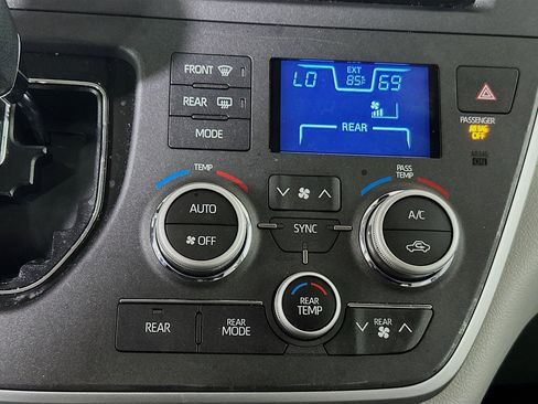 Used 2020 Toyota Sienna LE w/ LE Preferred Package FWD image 23