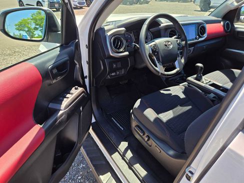 Used 2020 Toyota Tacoma SR5 AWD/4WD image 24