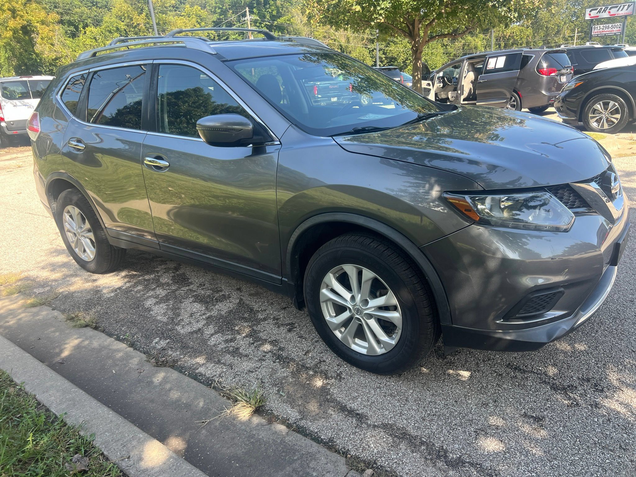 Used 2016 Nissan Rogue SV AWD/4WD image 3