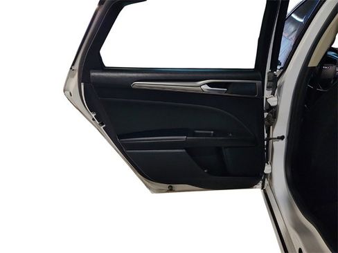 Used 2018 Ford Fusion SE w/ Fusion SE Technology Package image 18