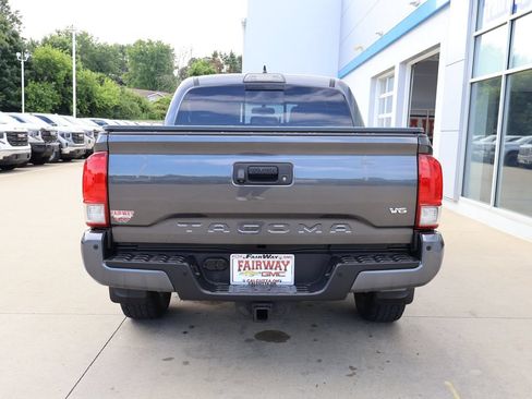 Used 2017 Toyota Tacoma TRD Sport w/ Premium & Technology Package AWD/4WD image 9