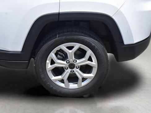 Used 2025 Jeep Compass Latitude AWD/4WD image 9