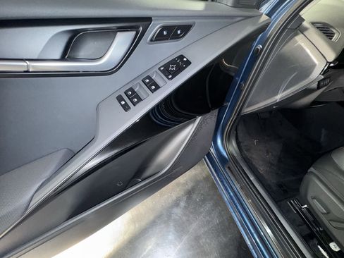 Certified 2025 Kia Niro SX image 17