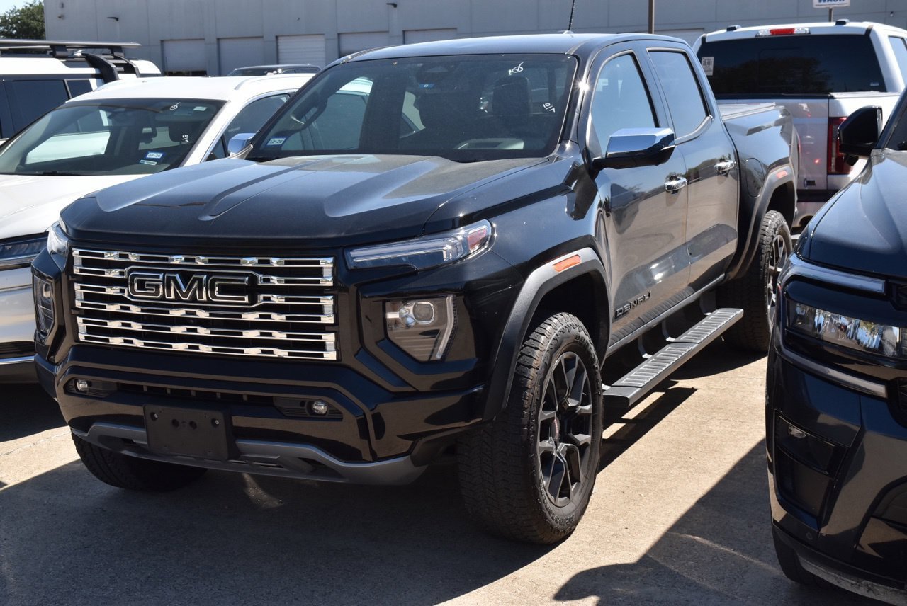 Used 2025 GMC Canyon Denali w/ LPO, Denali Black Edition AWD/4WD image 2