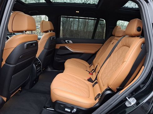 Used 2024 BMW X7 xDrive40i w/ M Sport Package image 5