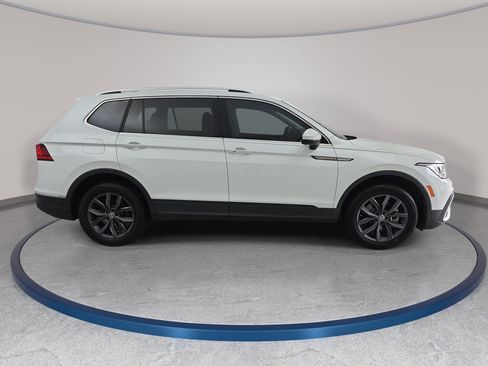 Used 2023 Volkswagen Tiguan SE FWD image 4
