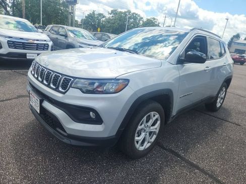 Used 2024 Jeep Compass Latitude AWD/4WD image 4