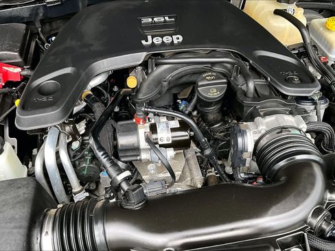 Used 2021 Jeep Wrangler Unlimited Sahara AWD/4WD image 35