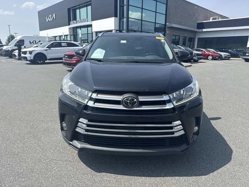 Used 2018 Toyota Highlander Limited FWD image 2