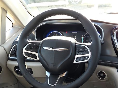 Used 2023 Chrysler Pacifica Touring-L image 13