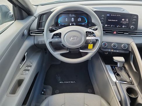 New 2025 Hyundai Elantra SE image 15