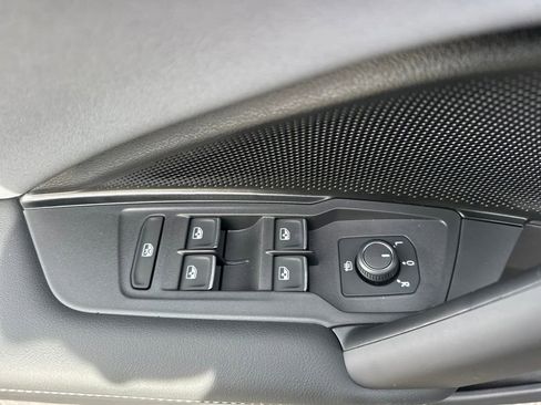 New 2025 Volkswagen Tiguan SE image 13