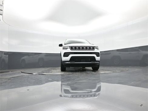 Used 2025 Jeep Compass Sport image 41