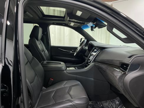 Used 2018 Cadillac Escalade Platinum AWD/4WD image 35