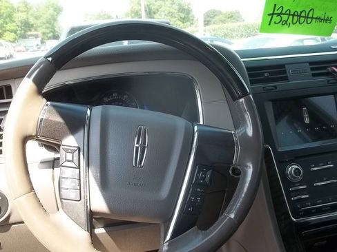 Used 2017 Lincoln Navigator Select image 6