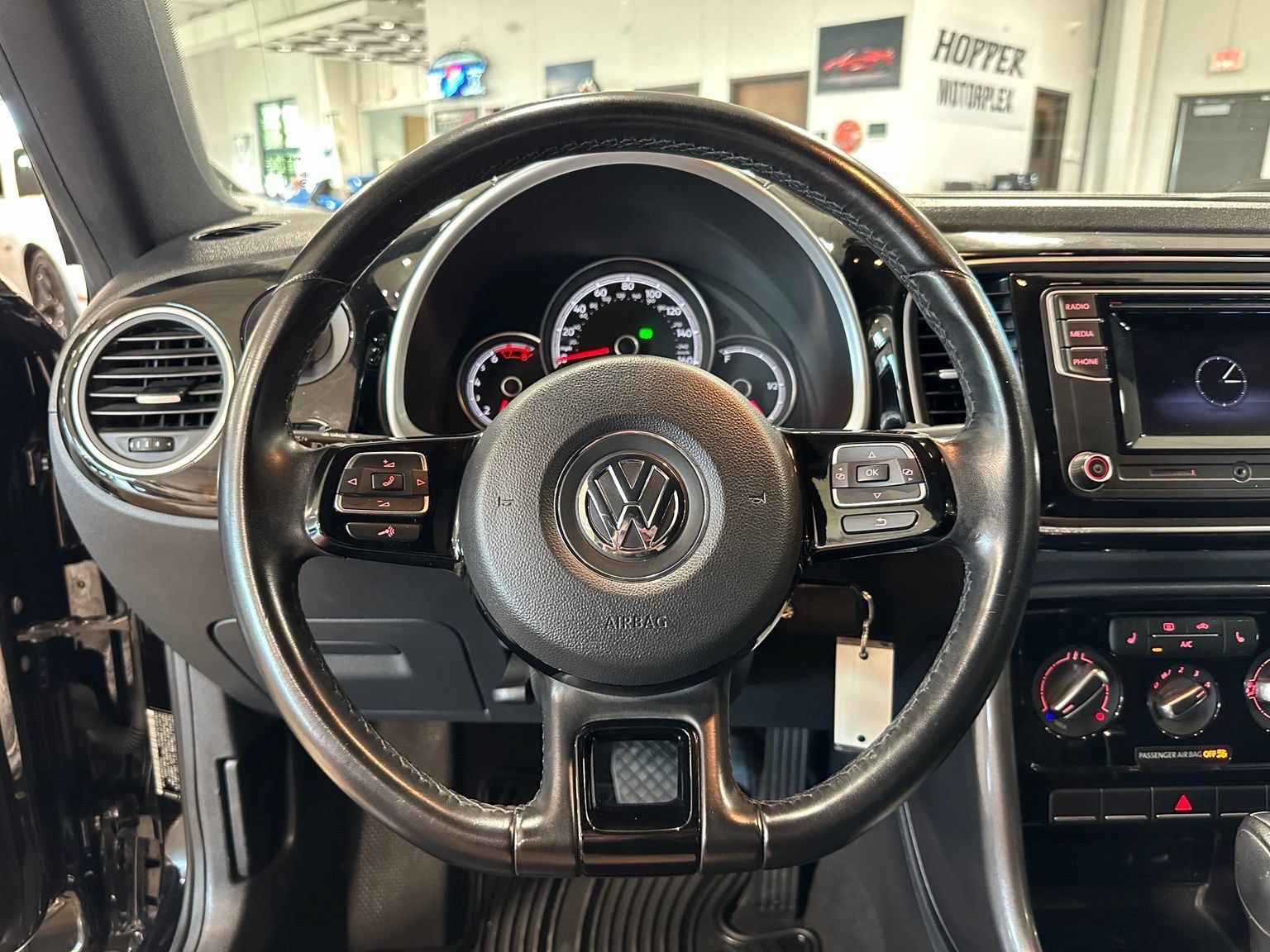 Used 2018 Volkswagen Beetle 2.0T SE FWD image 17
