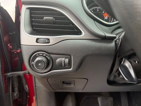 Used 2019 Jeep Cherokee Latitude w/ Popular Appearance Group image 36