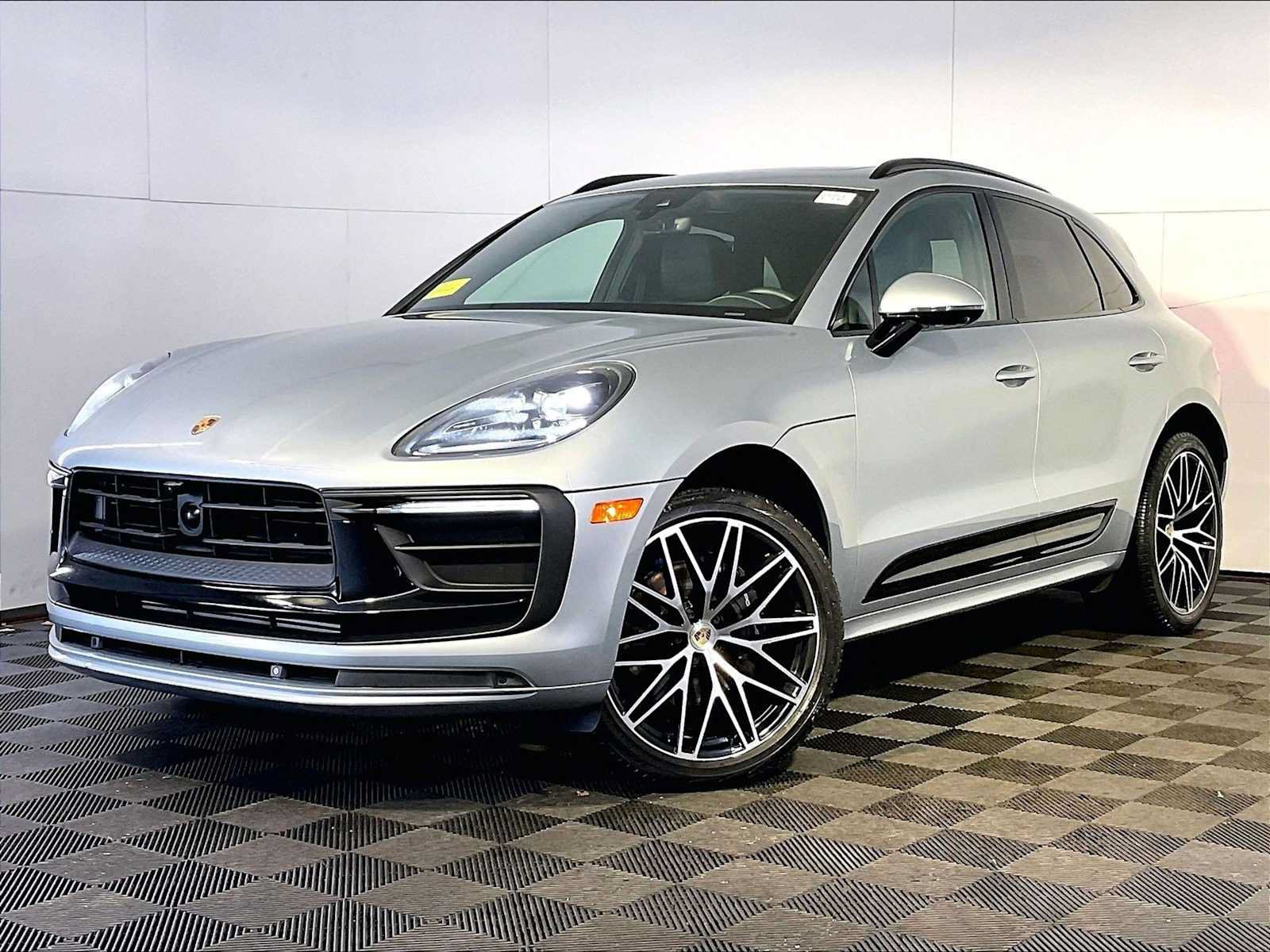 Certified 2023 Porsche Macan AWD/4WD image 1