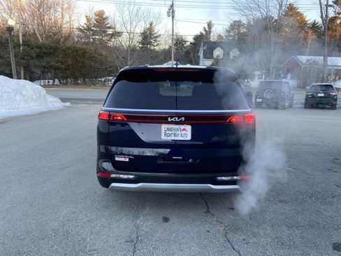 Used 2024 Kia Carnival LX image 4