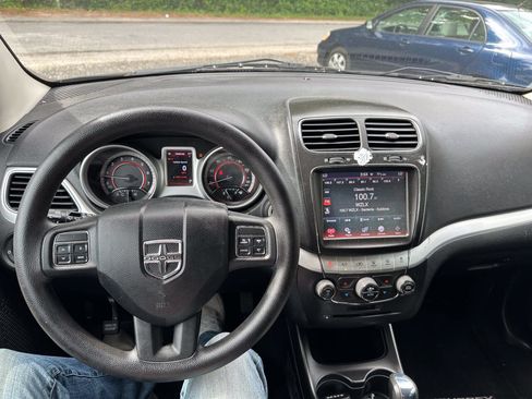 Used 2011 Dodge Journey Mainstreet w/ Safe & Sound Group FWD image 4