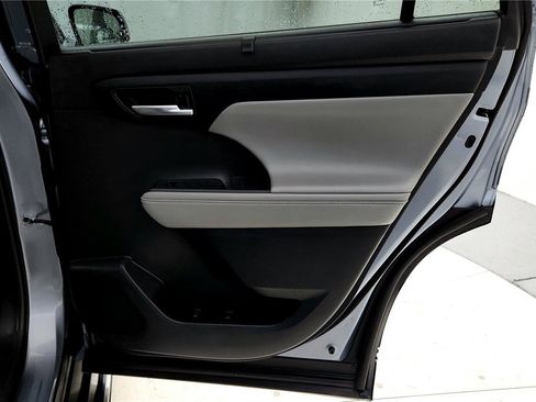 Used 2023 Toyota Highlander XLE image 12