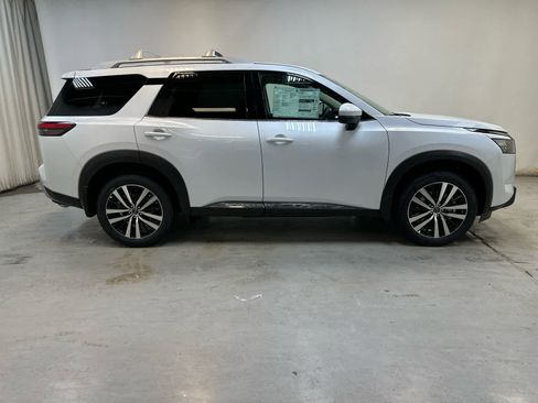 New 2025 Nissan Pathfinder Platinum image 10