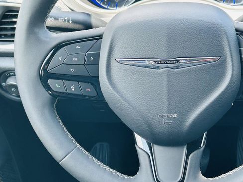 Used 2023 Chrysler Pacifica Touring-L w/ S Appearance Package FWD image 17