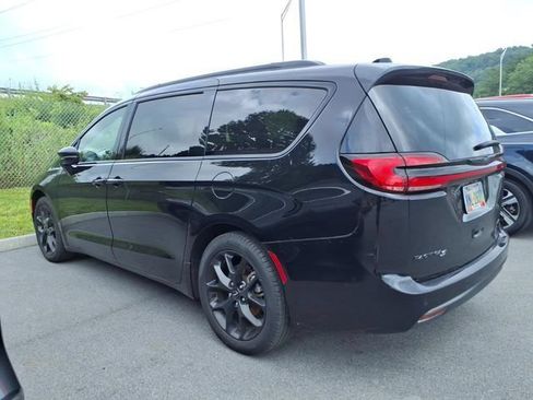 Used 2025 Chrysler Pacifica Limited FWD image 23