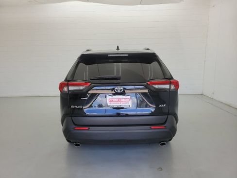 Used 2019 Toyota RAV4 XLE FWD image 6