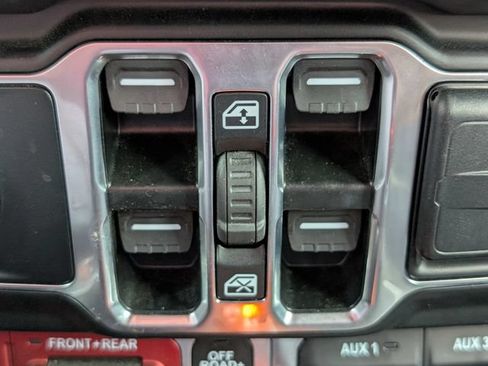 Used 2024 Jeep Gladiator Rubicon w/ Safety Group AWD/4WD image 17