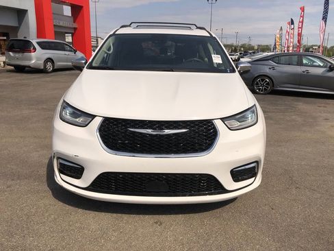 Used 2023 Chrysler Pacifica Limited FWD image 16